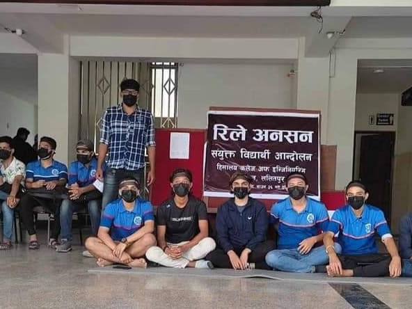 कलेजले पूरा शुल्क मागेपछि हिमालय इन्जिनियरिङका विद्यार्थी आन्दोलित 